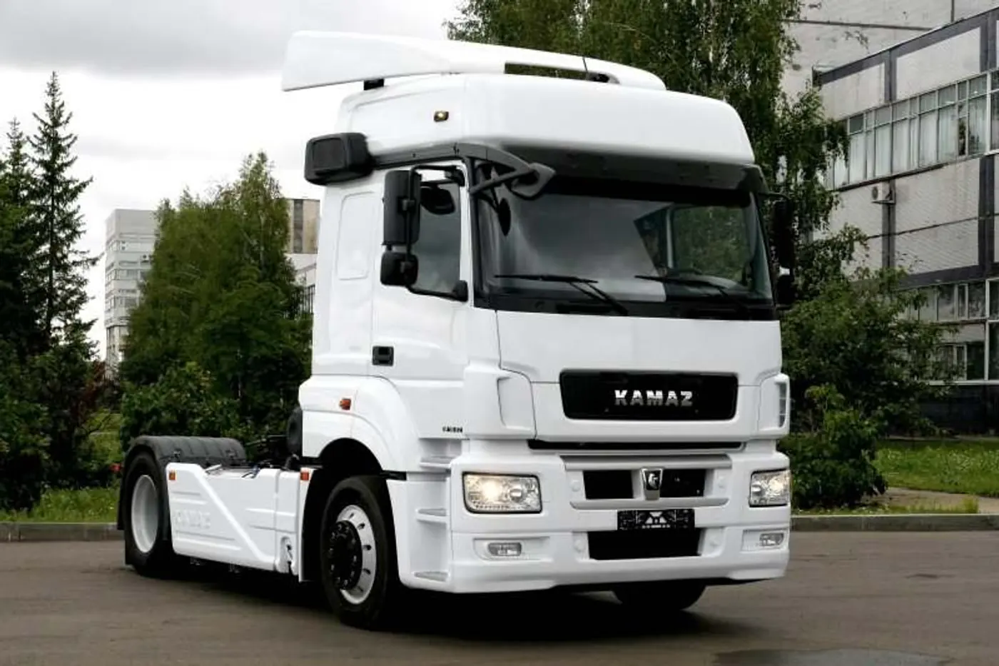 Стекло фары левое к КамАЗ Actros 2025