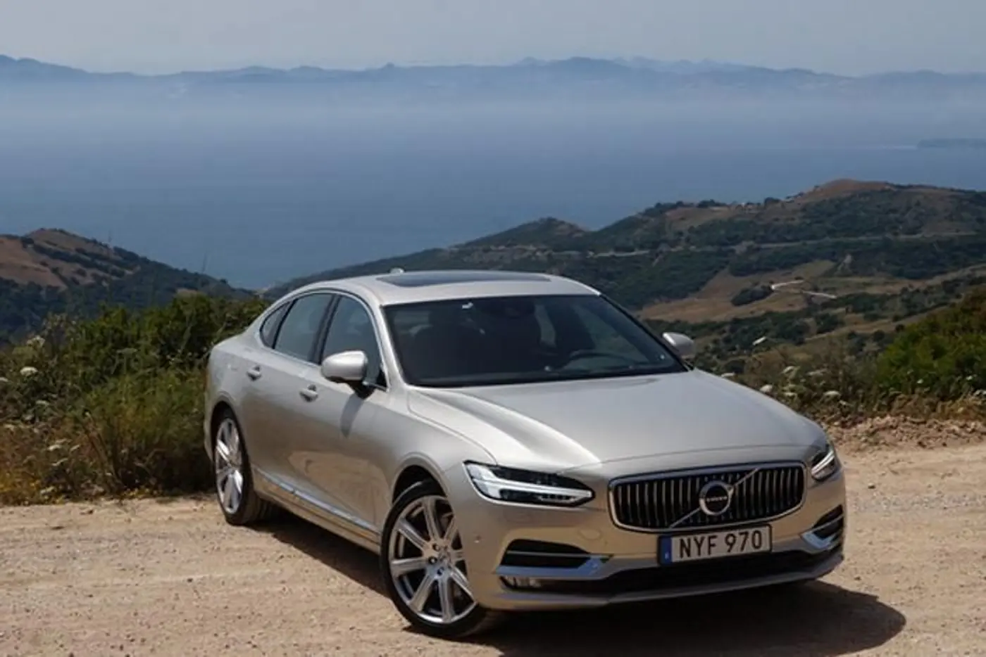 Volvo S90: гость из будущего