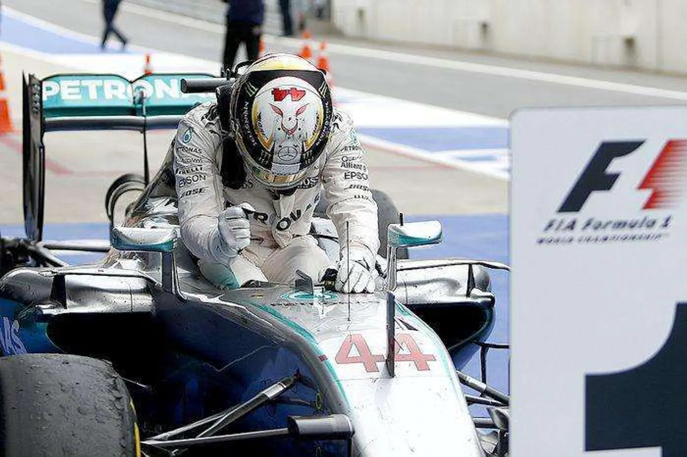 F1. GP Австрии. Хэмилтон выдерживает таран Росберга и вырывает победу на последнем круге!