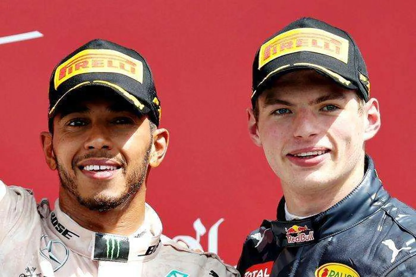 F1. "Гонщик дня" в Сильверстоуне: Хэмилтон или Ферстаппен - за кого проголосовали фанаты?