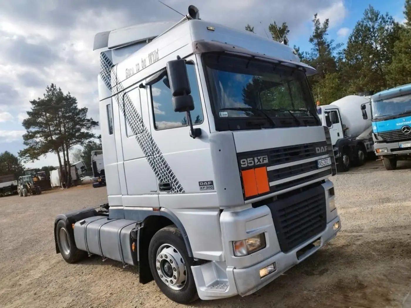 Стекло противотуманной фары правое к DAF CF 85 2025