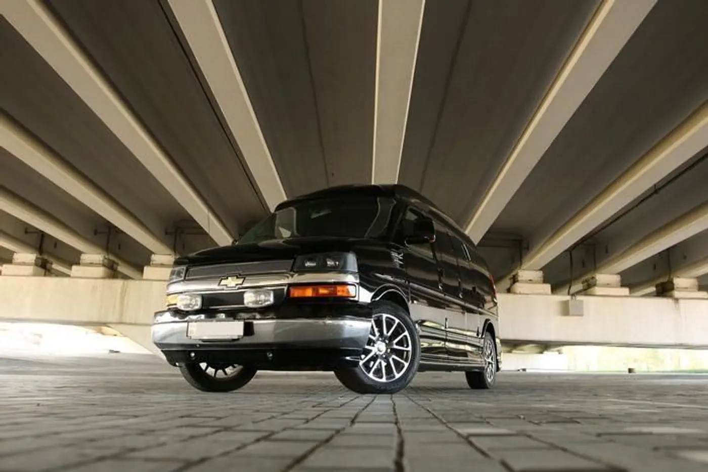 Американские ценности "бусостроения": тест-драйв мощного рамного Chevrolet Express