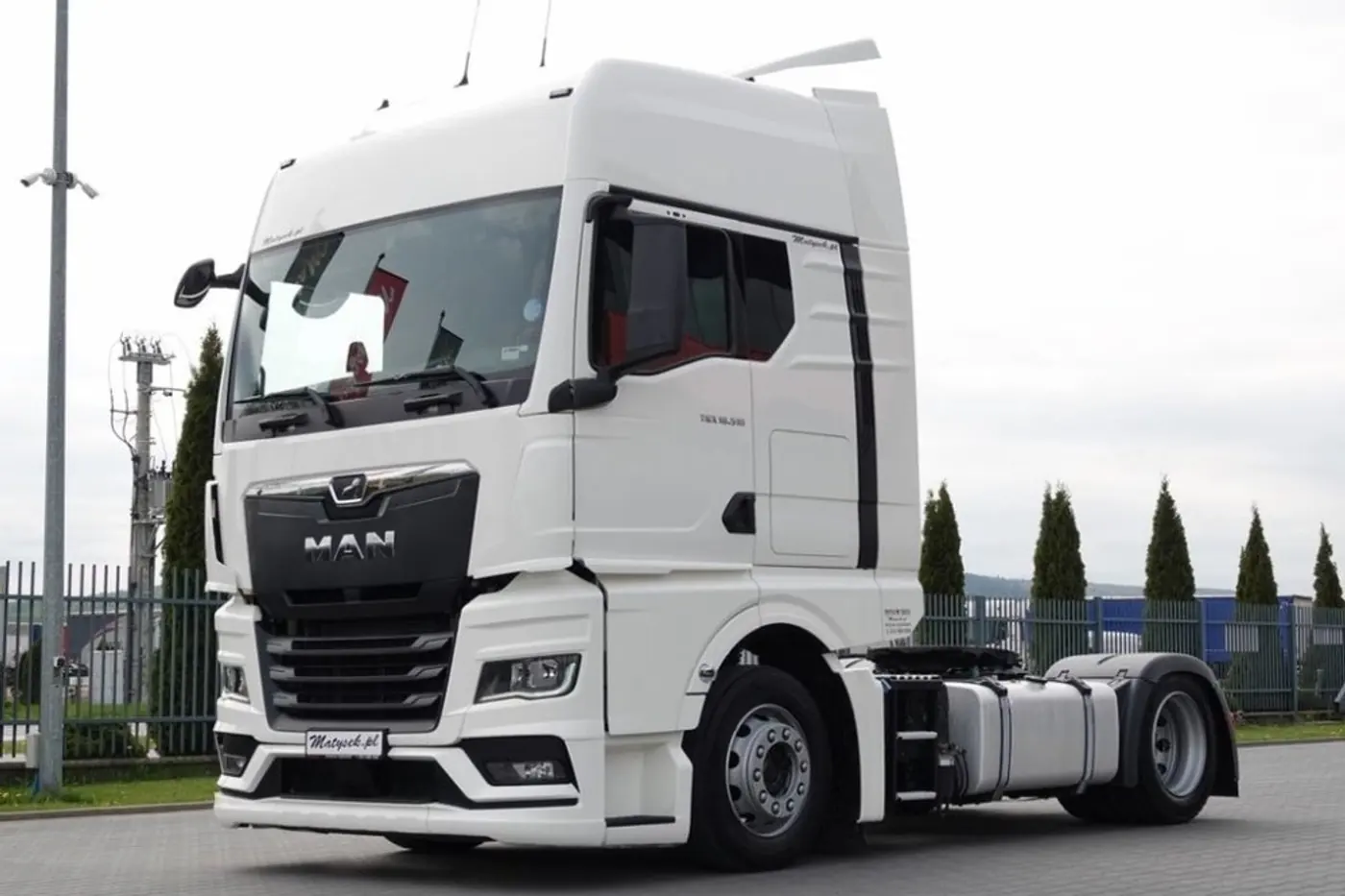 Стекло фары левое к MAN TGX 2007