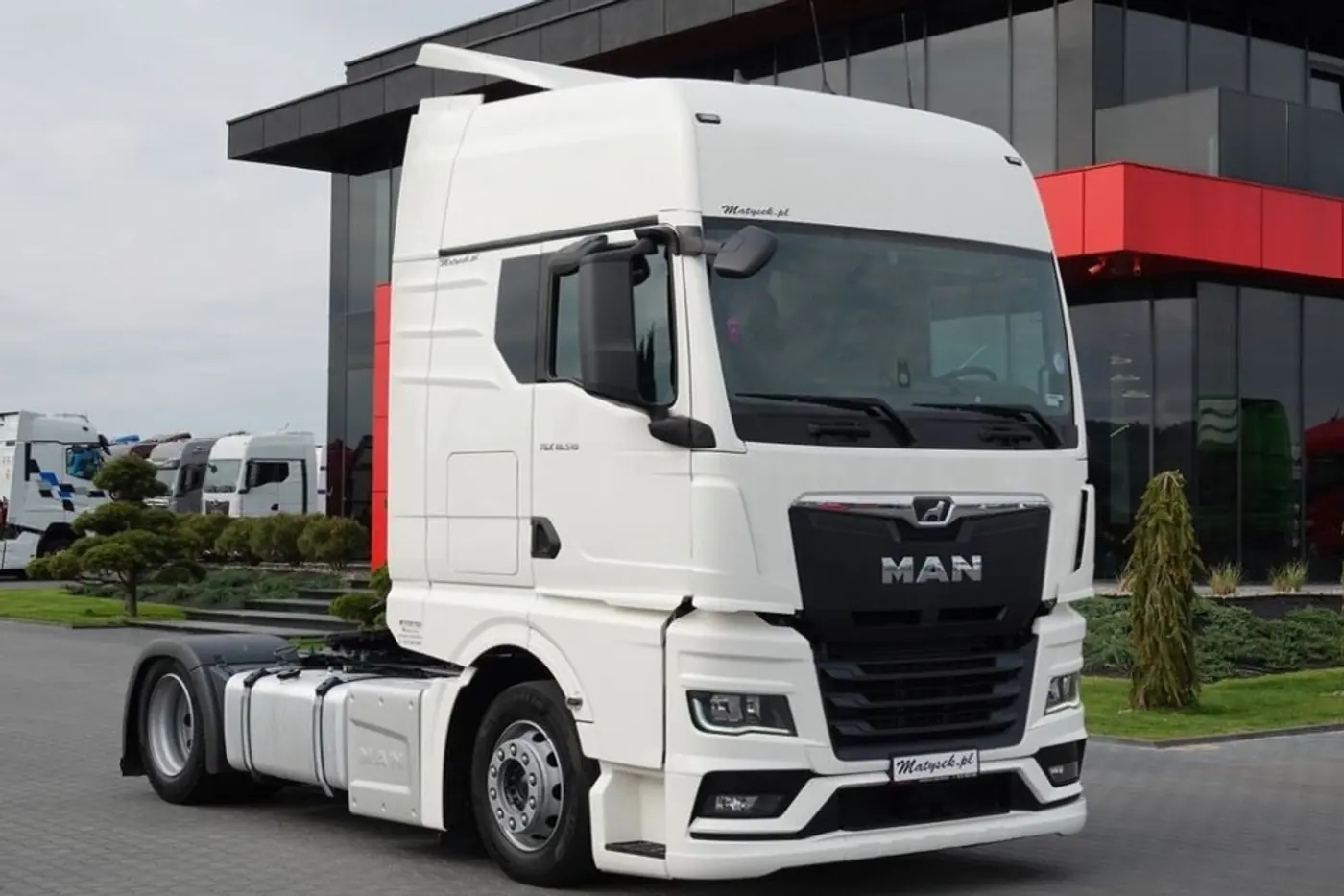 Стекло фары правое к MAN TGX 2007