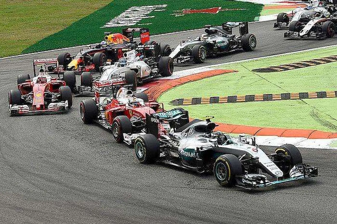 F1. GP Италии. Росберг побеждает в Монце и сокращает отставание от Хэмилтона до двух очков!