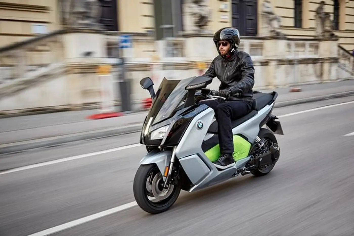 Обновленный BMW C Evolution: электроскутер с увеличенным запасом хода
