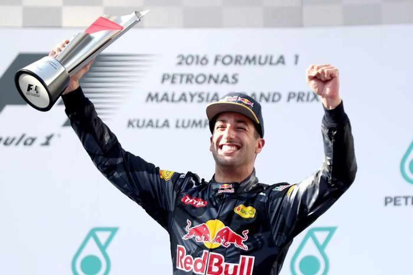 F1. GP Малайзии. Сгоревший мотор лишил Хэмилтона верной победы. Гонку выиграл Риккьярдо
