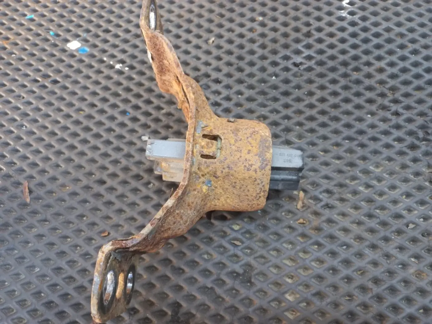 Кронштейн ящика акб к Mercedes-Benz Actros 2007