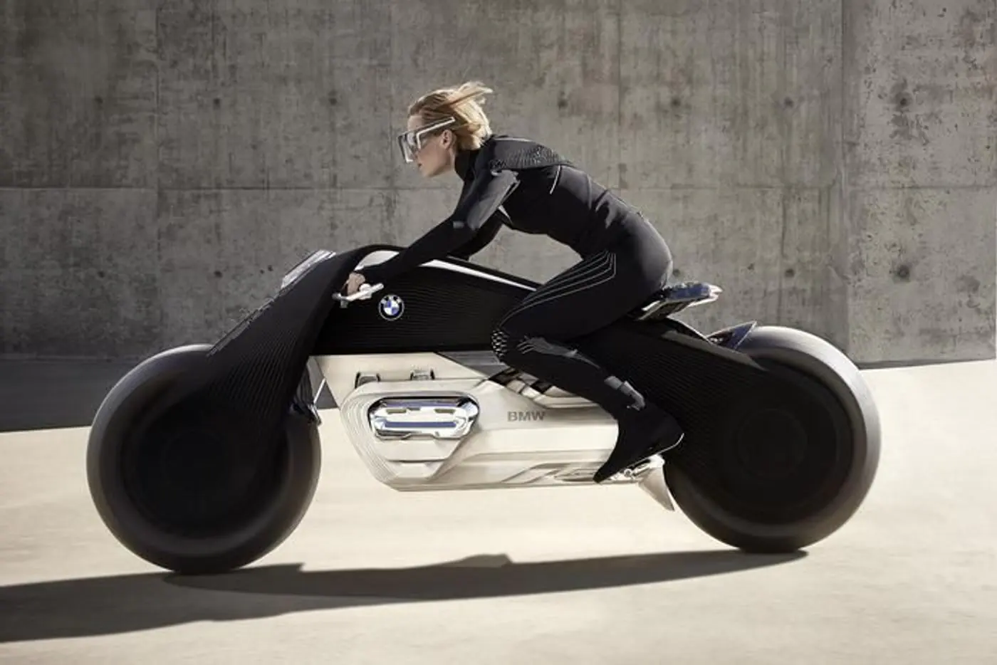 BMW показала мотоцикл будущего: в шлеме нет необходимости!