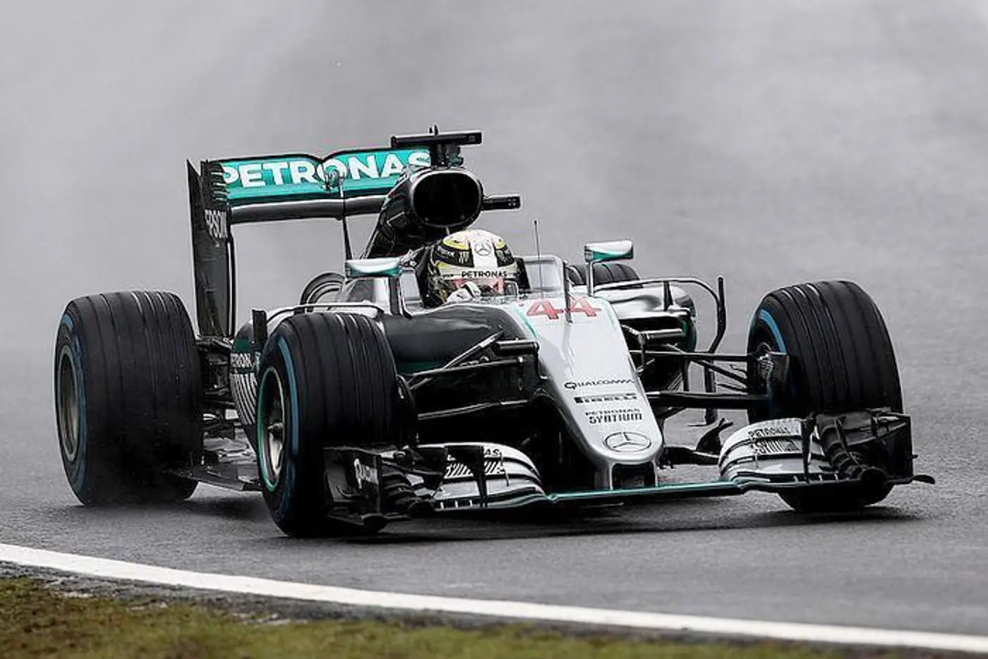 F1. GP Бразилии. "Триллер" под дождем заканчивается победой Хэмилтона. Росберг финиширует вторым