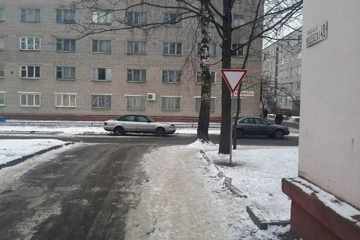 Работа над ошибками. После ДТП с участием подполковника на выездах из дворов установили знаки