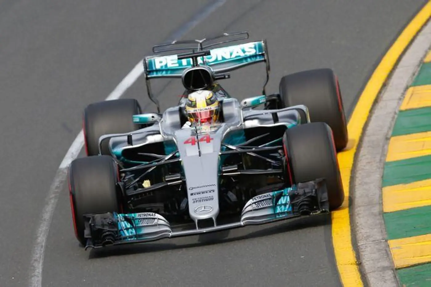 F1. GP Австралии. Хэмилтон на поуле. Феттель уступил ему всего 0,268 секунды. Будет жарко?