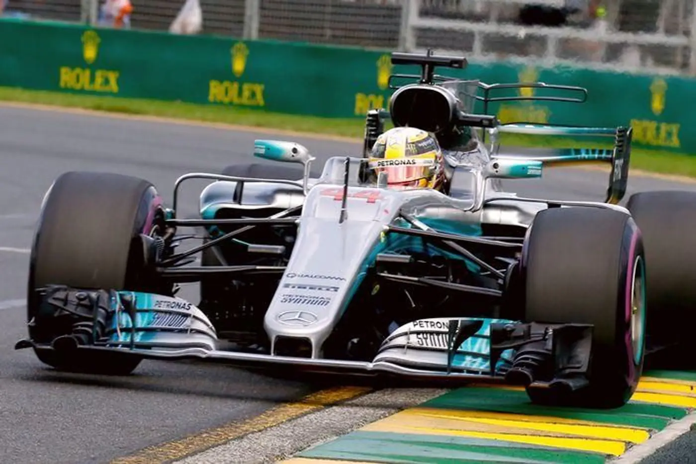 F1. GP Китая. Хэмилтон снова на поуле, но Феттель еще ближе - между ними всего 0,186 секунды!