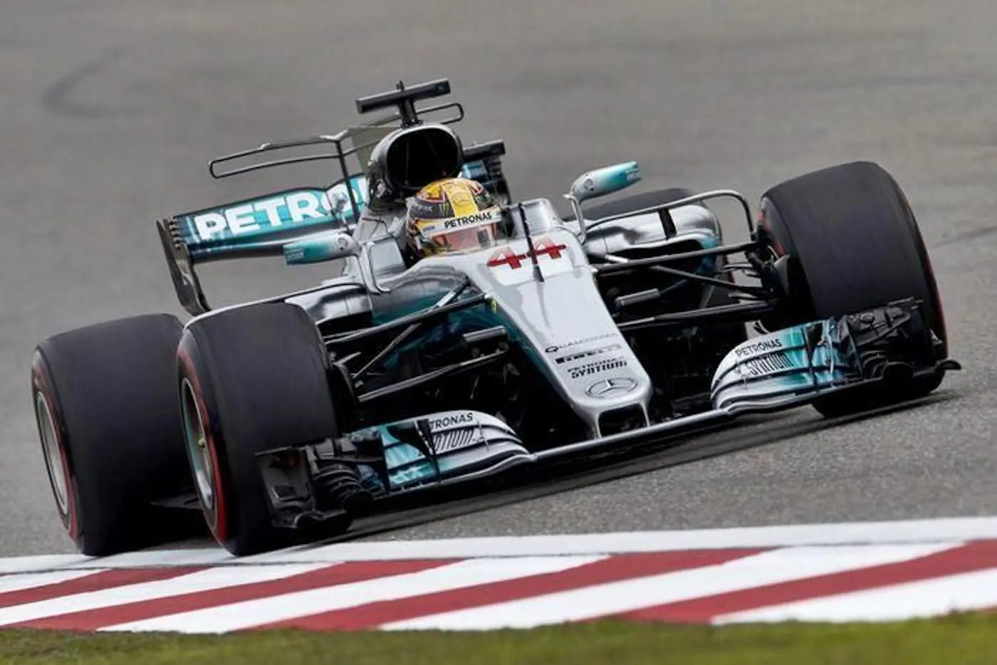 F1. GP Китая. Хэмилтон выигрывает гонку и догоняет Феттеля. Mercedes обходит Ferrari