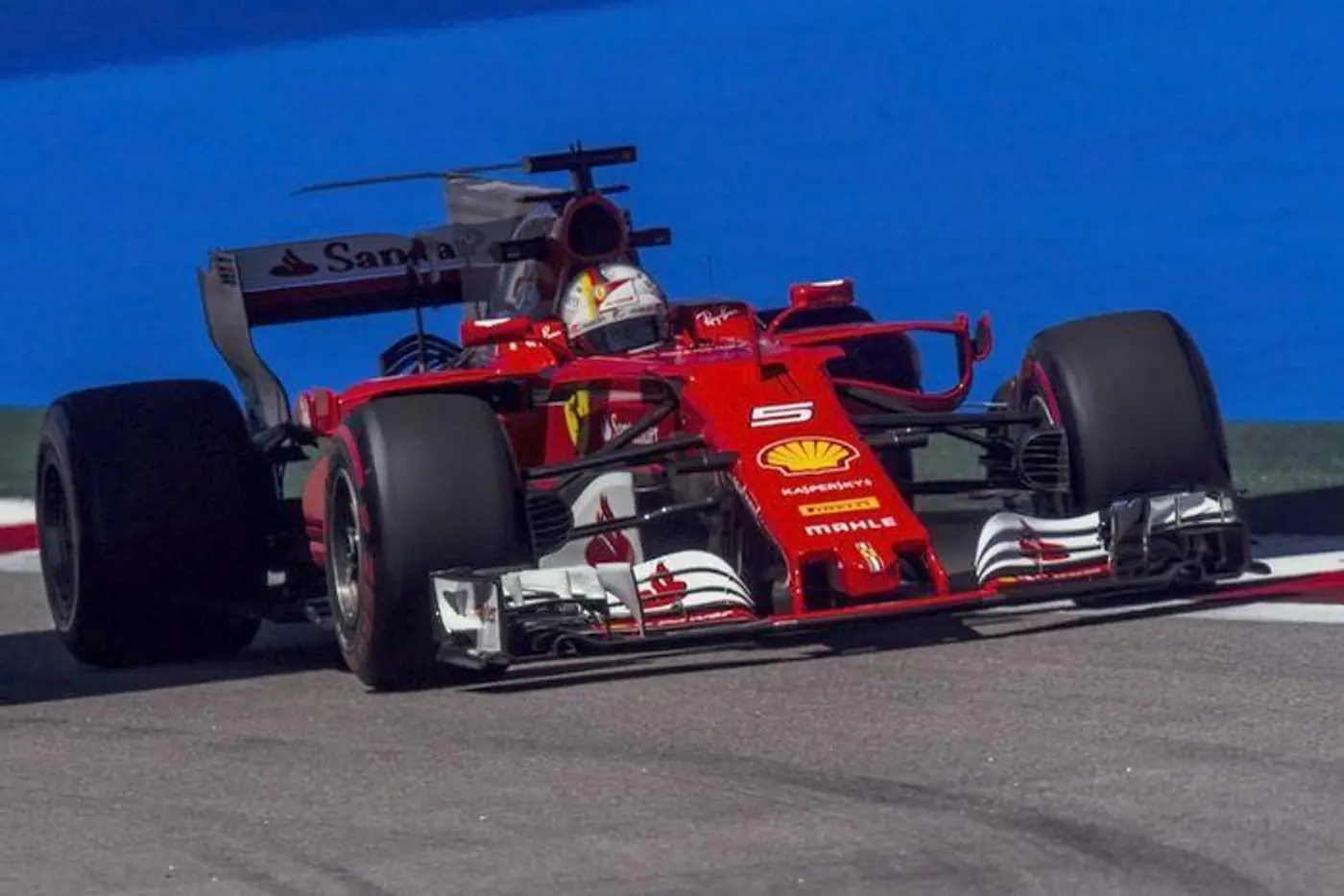 F1. GP России. Ferrari раскатала Mercedes в Сочи: Феттель - на поуле, Райкконен - второй!
