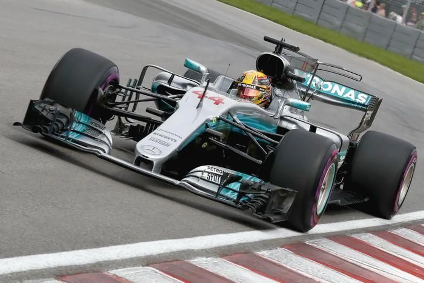 F1. GP Канады. Хэмилтон выигрывает 65-й поул в своей карьере и сравнивается с самим Сенной!