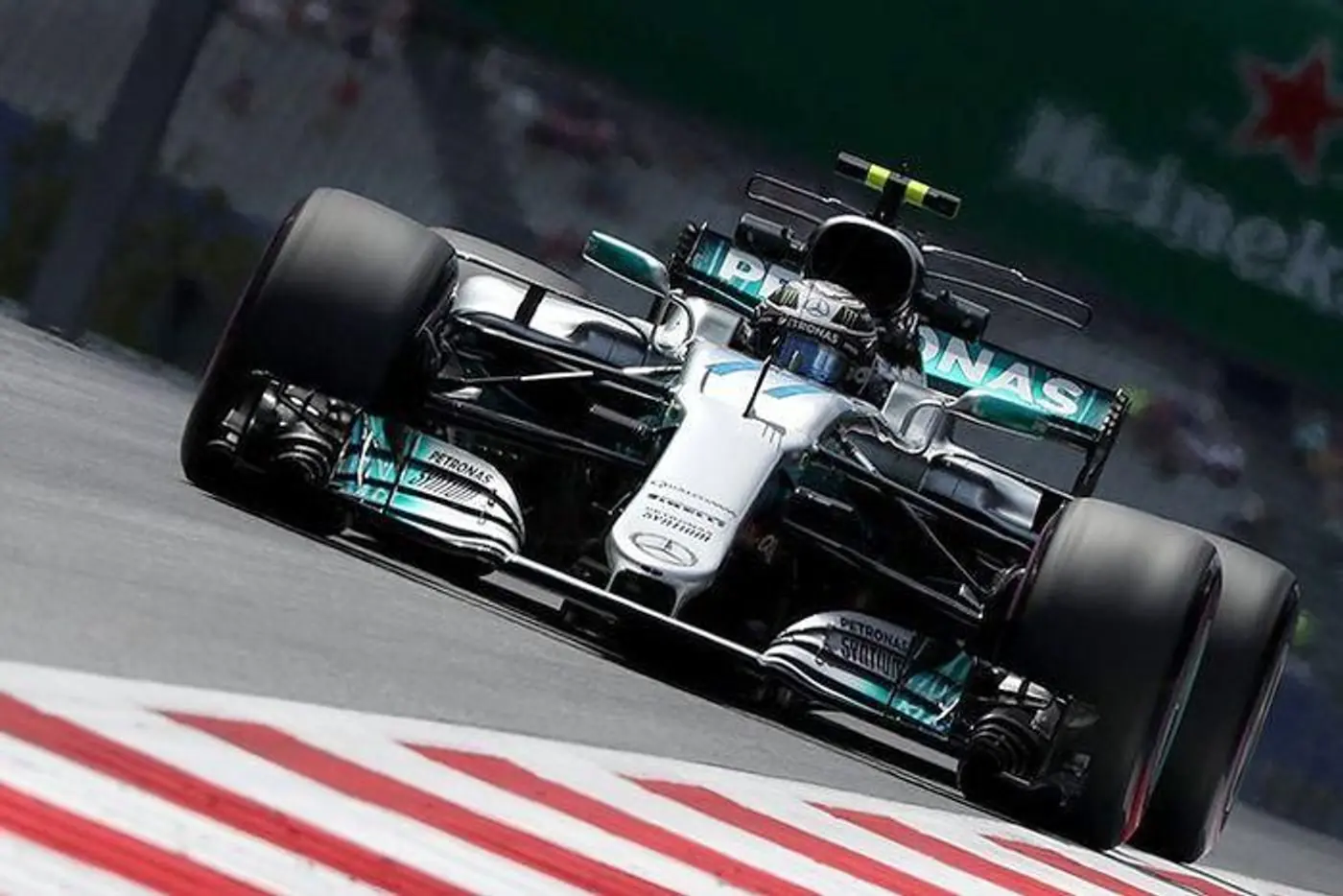 F1. GP Австрии. Скучная гонка - валидольный финиш! Боттас удержал Феттеля на финишной черте!