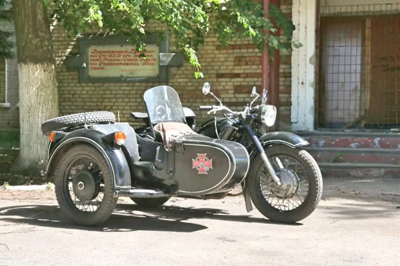 Раритетный "Днепр" с коляской, "китайцы" и Harley: зачем мотошколе иметь столько техники