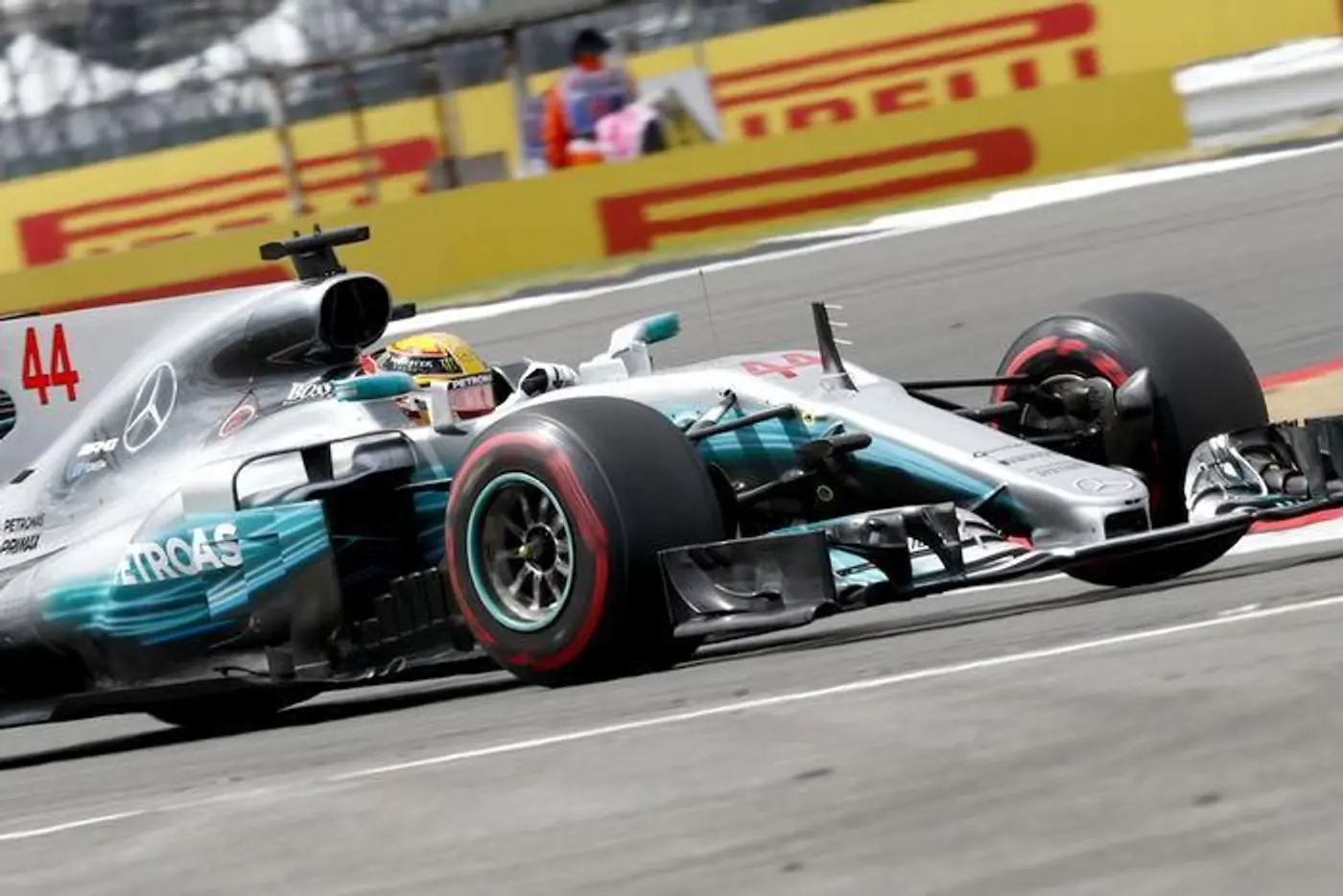 F1. GP Великобритании. Хэмилтон громит Ferrari в Сильверстоуне - 67-й поул в карьере!