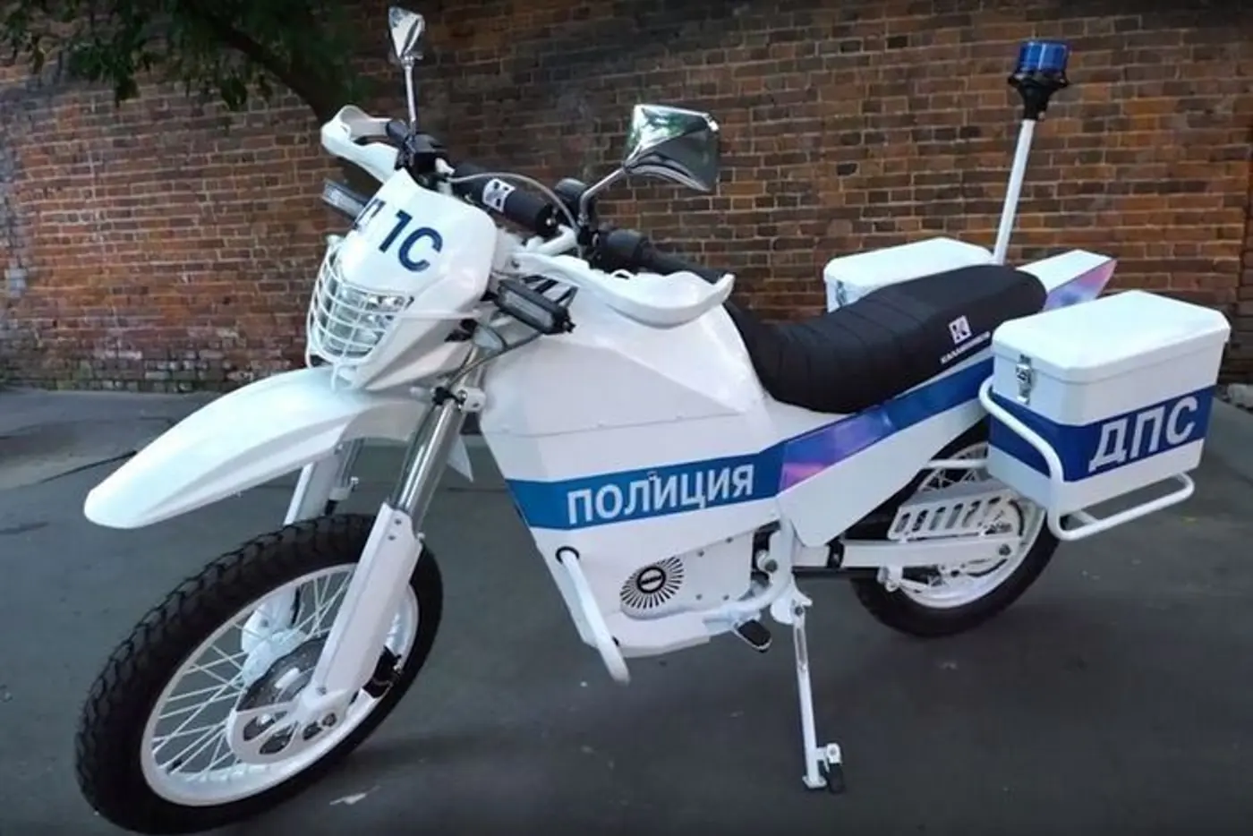 Московская полиция получила электрические мотоциклы "Иж"