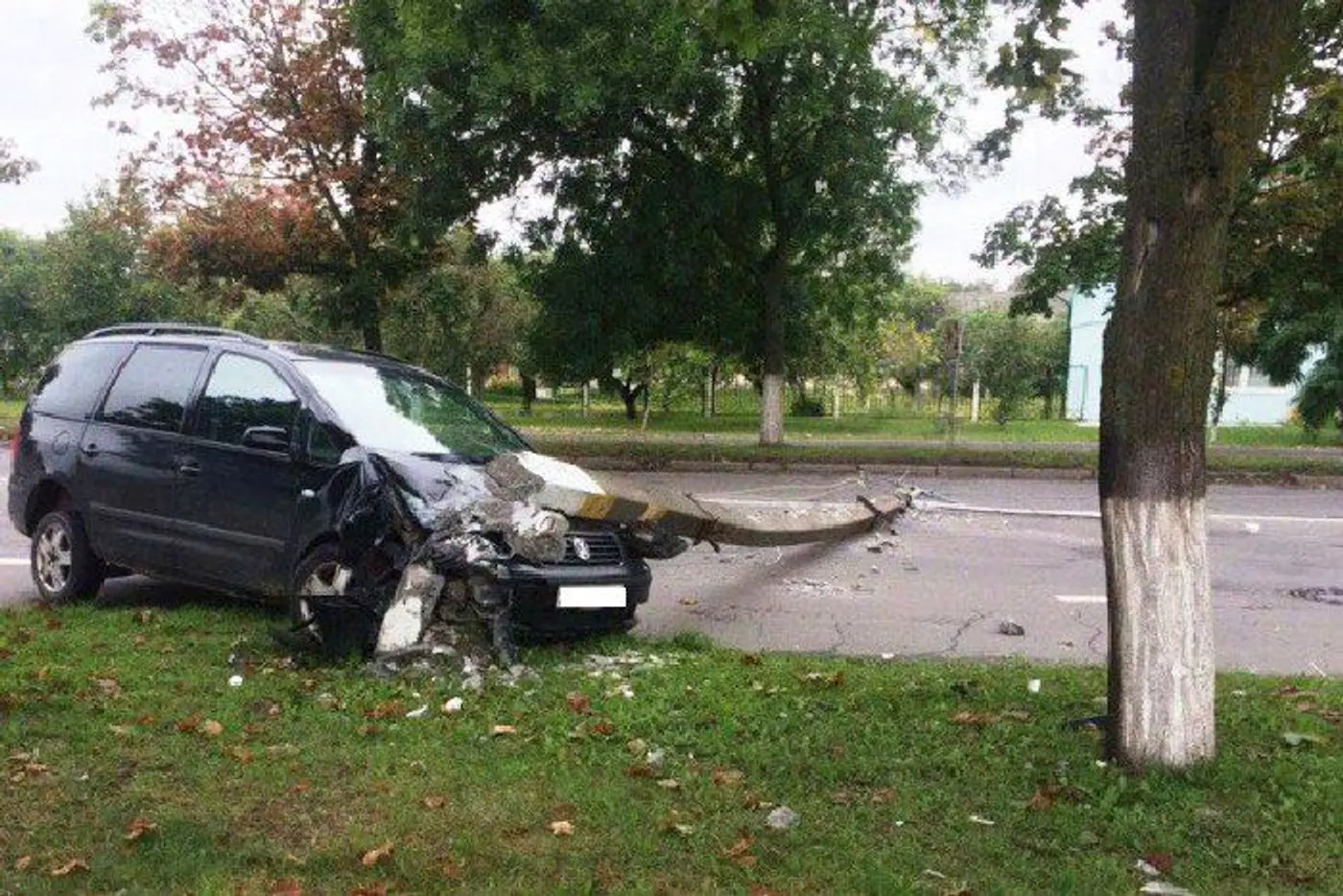 В Пинске женщина-водитель Volkswagen снесла световую опору. Ей стало плохо после приема у стоматолога