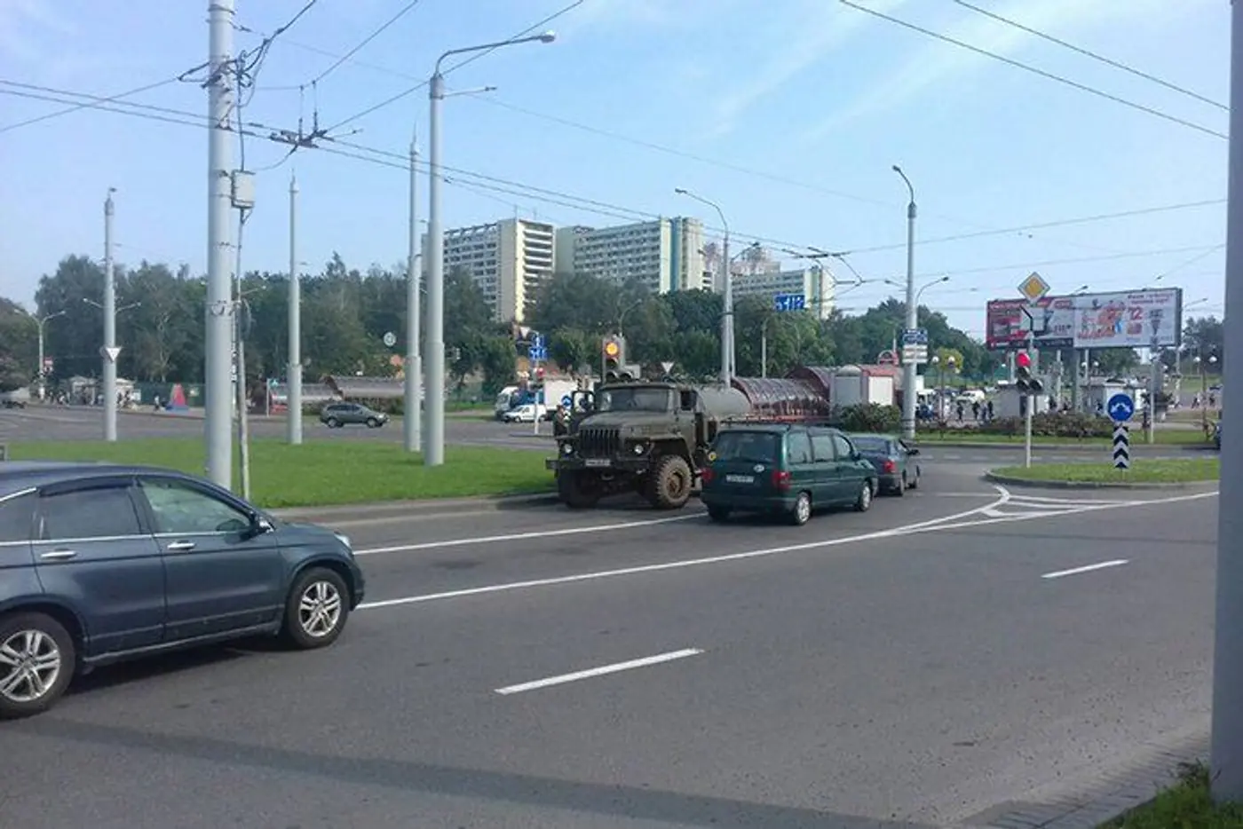 Фотофакт. На Партизанском проспекте в Минске армейский "Урал" сбил ограждение и вылетел на встречную полосу