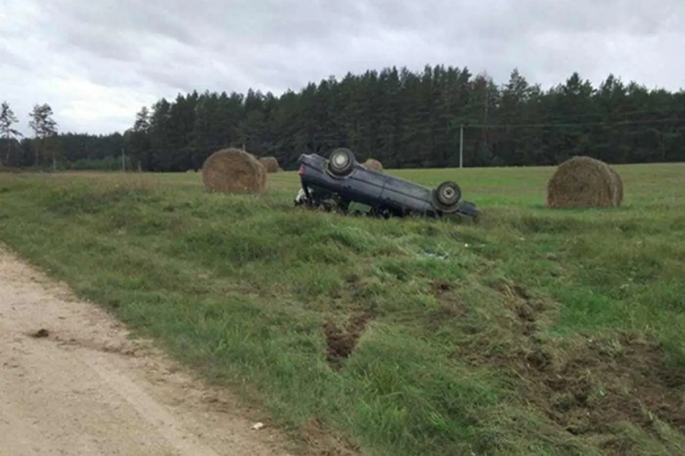В Слонимском районе опрокинулась машина с тремя детьми
