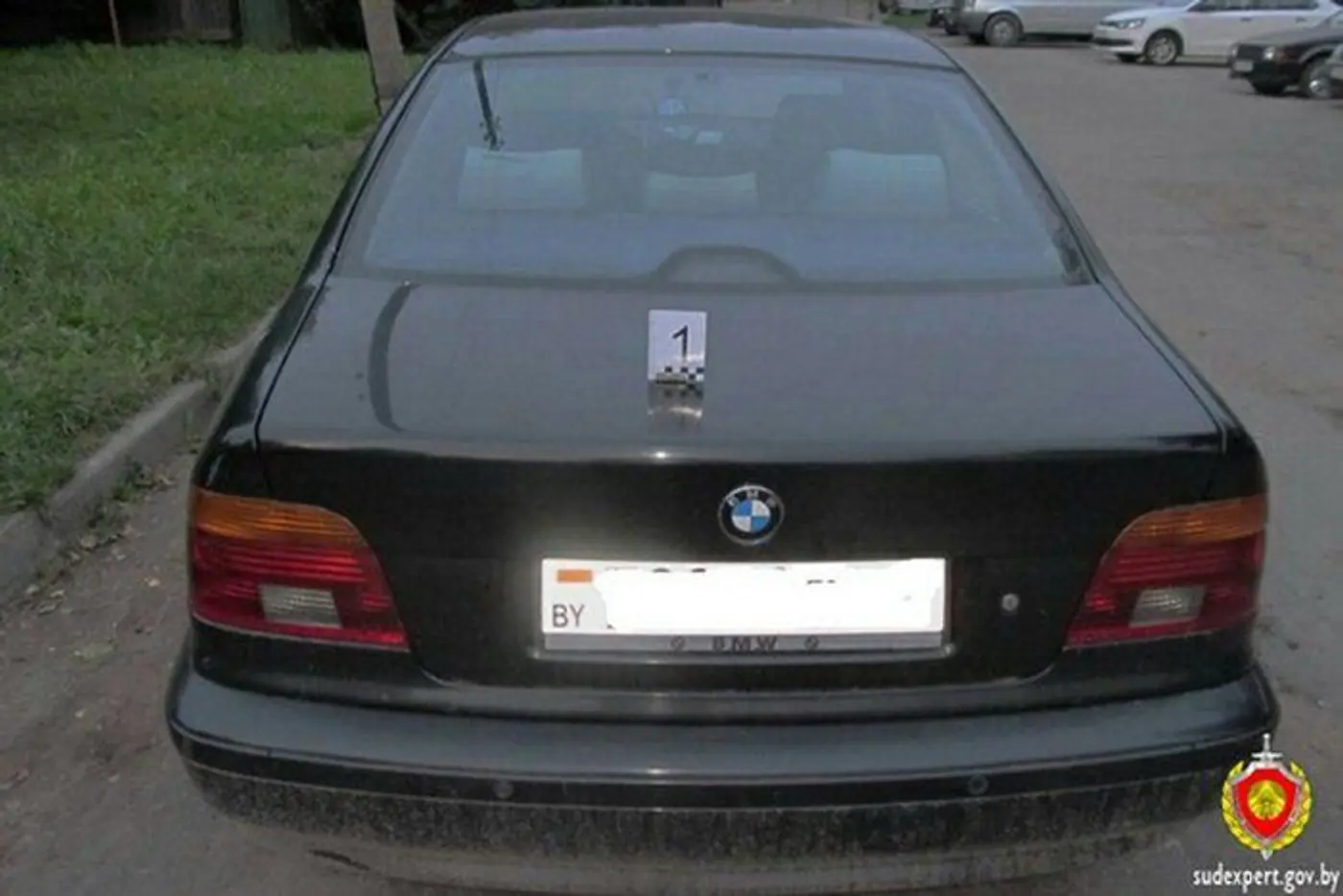 В Минске женщина повредила припаркованный на тротуаре BMW (добавлен комментарий водителя BMW)