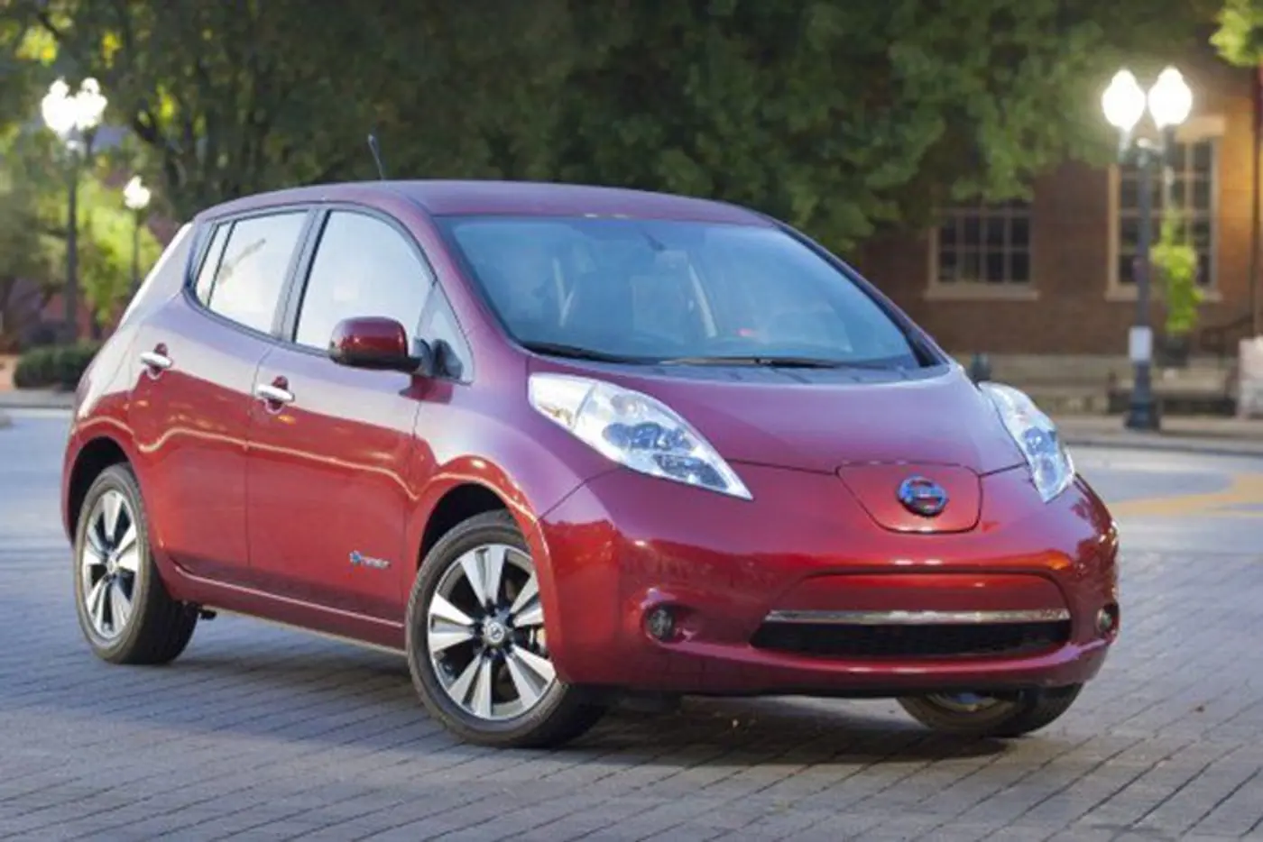 В Эстонии молния повредила стоявший на зарядке Nissan Leaf