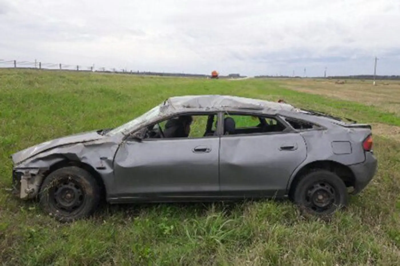 Mazda опрокинулась в Белыничском районе, водитель погрузил ее на эвакуатор и уехал с места ДТП
