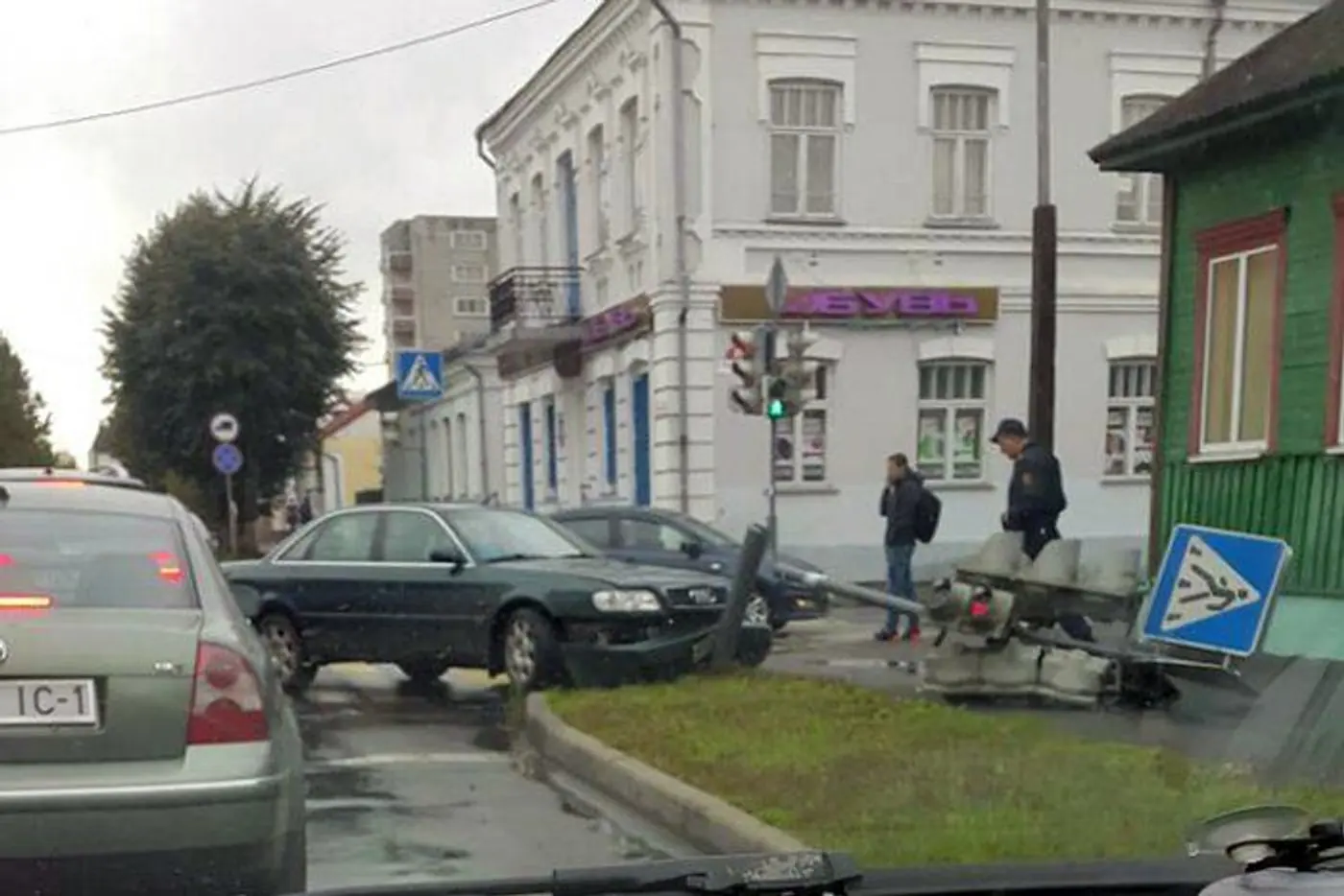 В центре Пинска легковушка сегодня сбила светофор