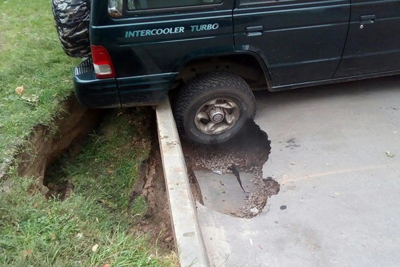 В Гомеле под припаркованным внедорожником провалился асфальт