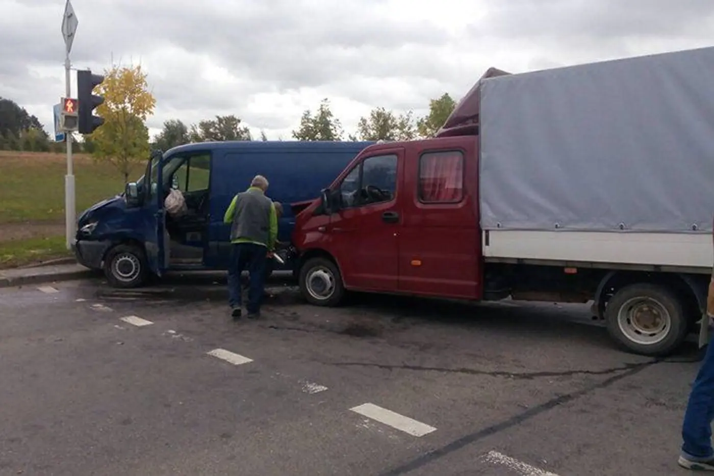 Водитель неизвестного автомобиля спровоцировал ДТП с участием четырех авто на Долгиновском тракте и скрылся - движение "встало"