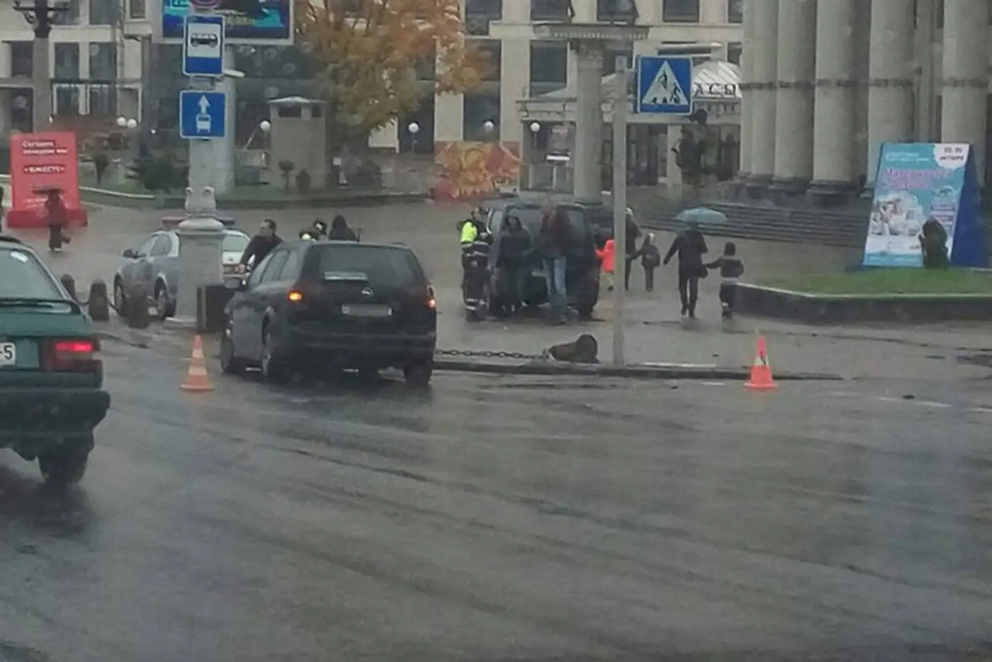 Возле цирка в Минске микроавтобус после столкновения с легковушкой вылетел на тротуар