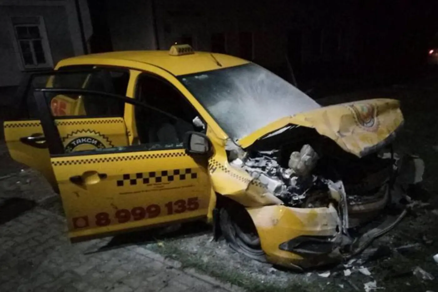 В Кобрине автомобиль такси врезался в дом
