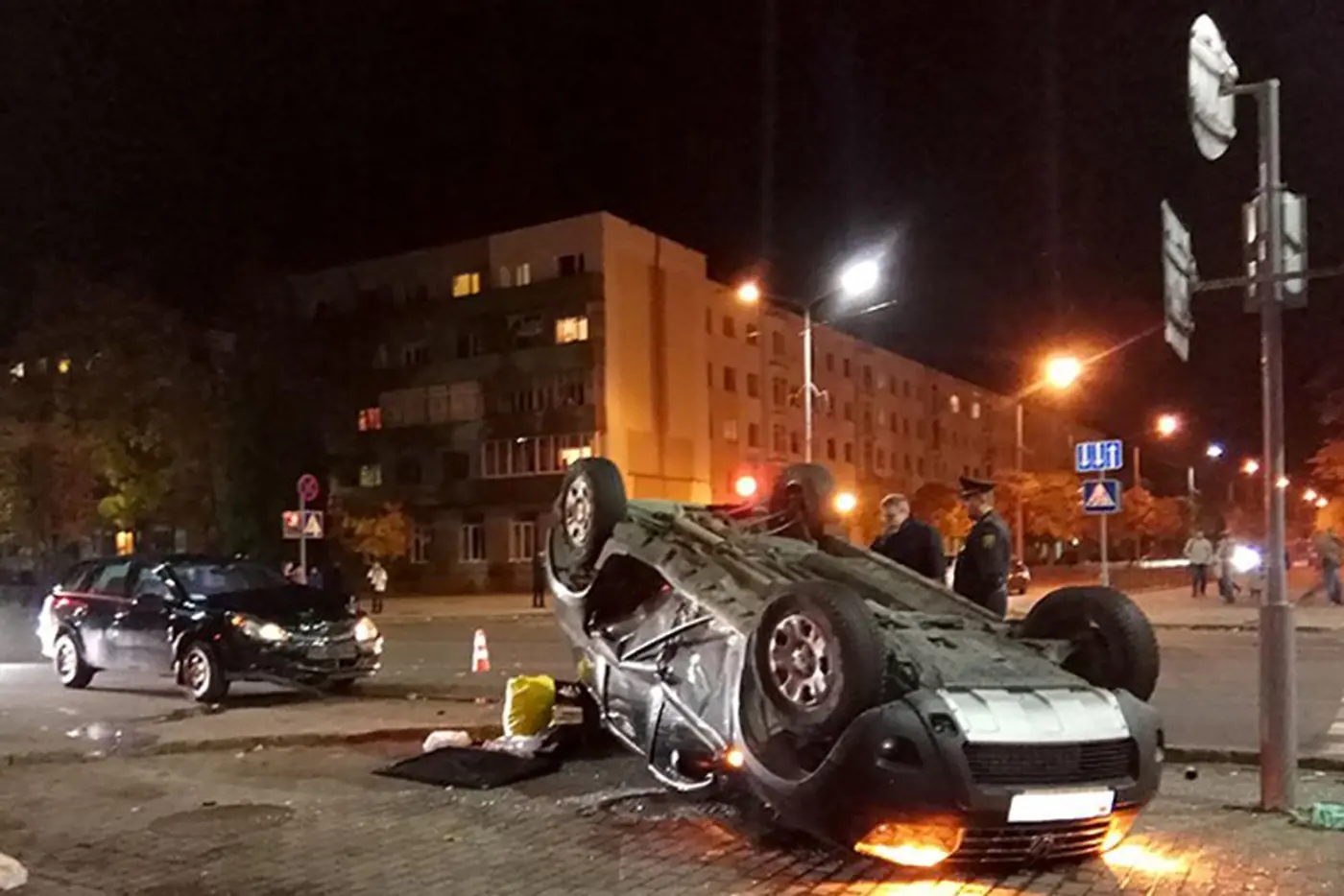 В Новополоцке у здания налоговой инспекции автомобиль вылетел на тротуар и лег на крышу