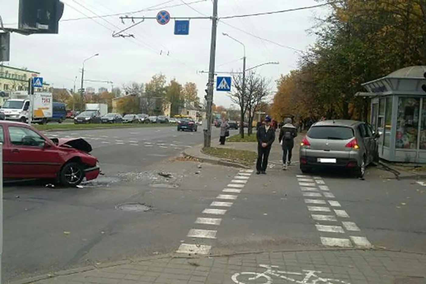 В результате ДТП возле Киевского сквера в Минске Peugeot оказался на тротуаре
