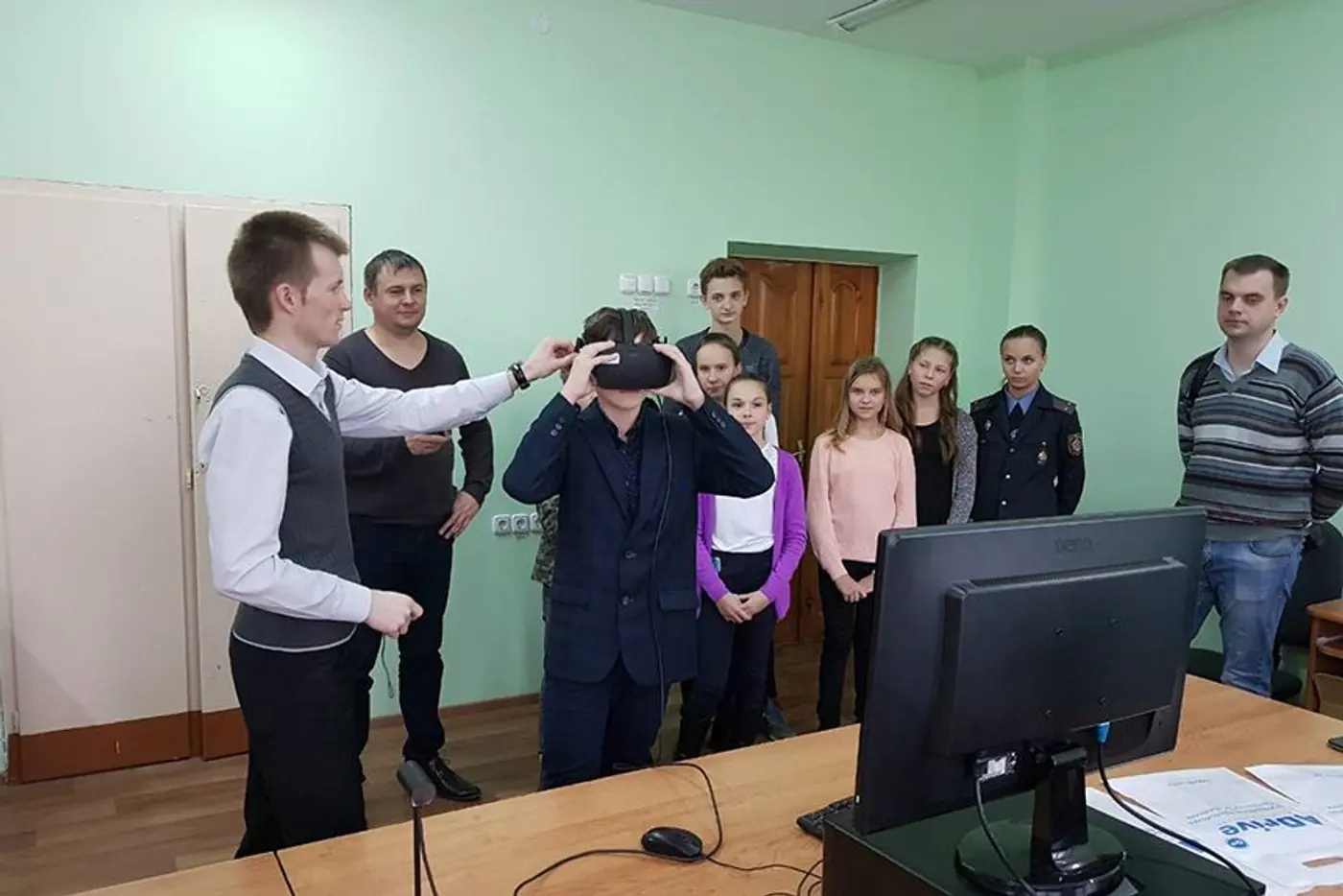 ГАИ Минского района напомнила школьникам ПДД с помощью очков виртуальной реальности