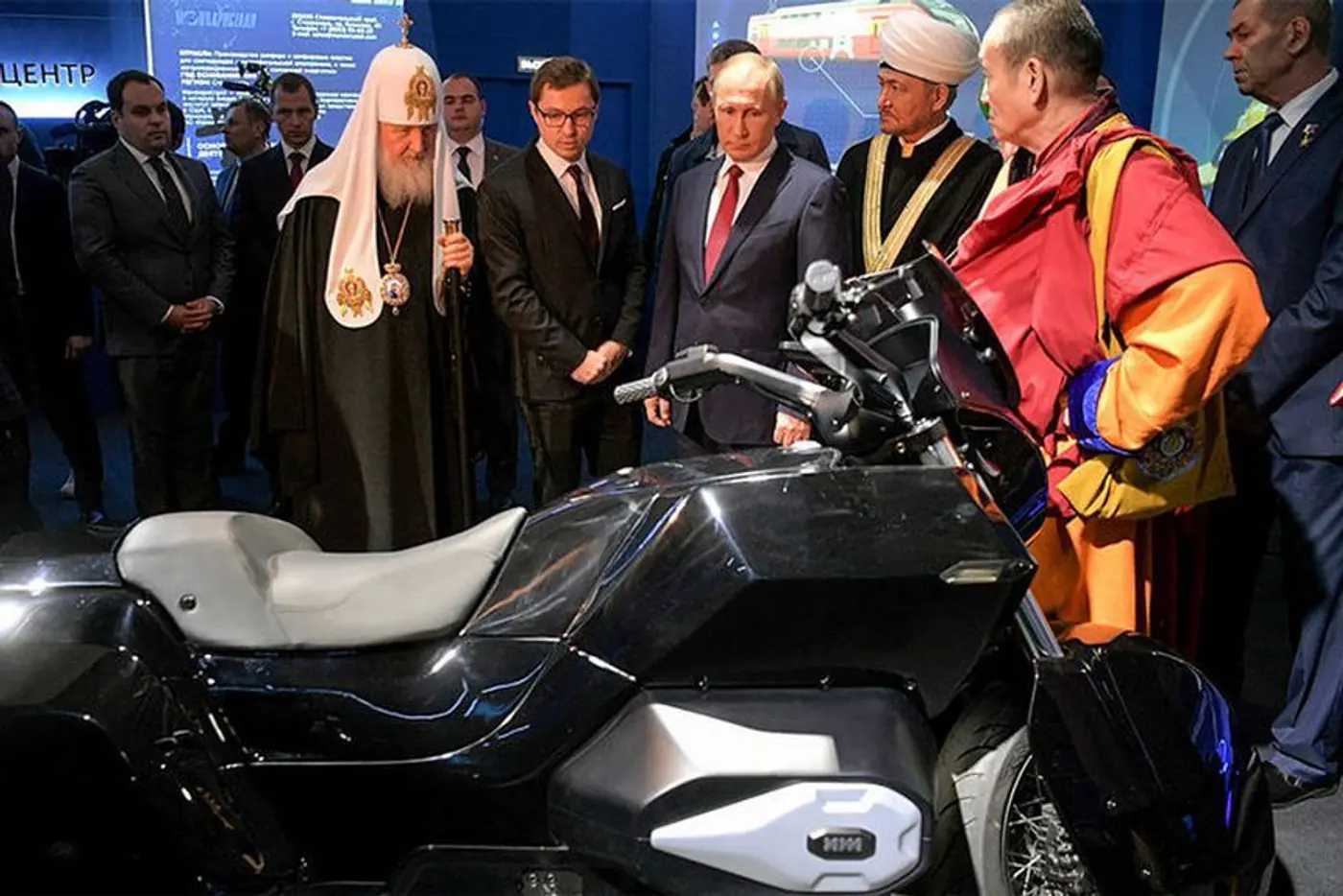 Путину показали мотоцикл президентского "Кортежа"