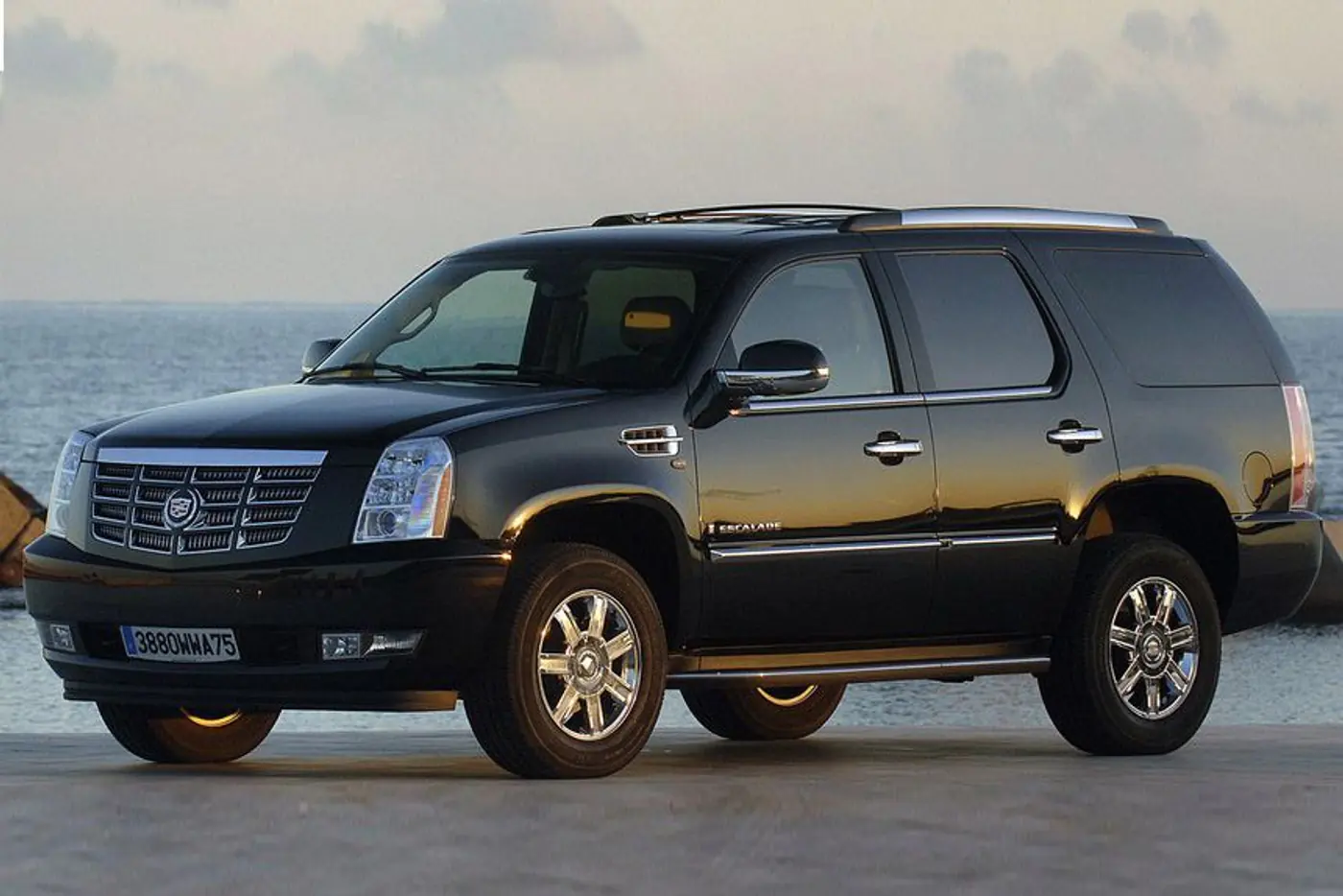 Cadillac Escalade: пафосный "обжора" или интересный вариант?