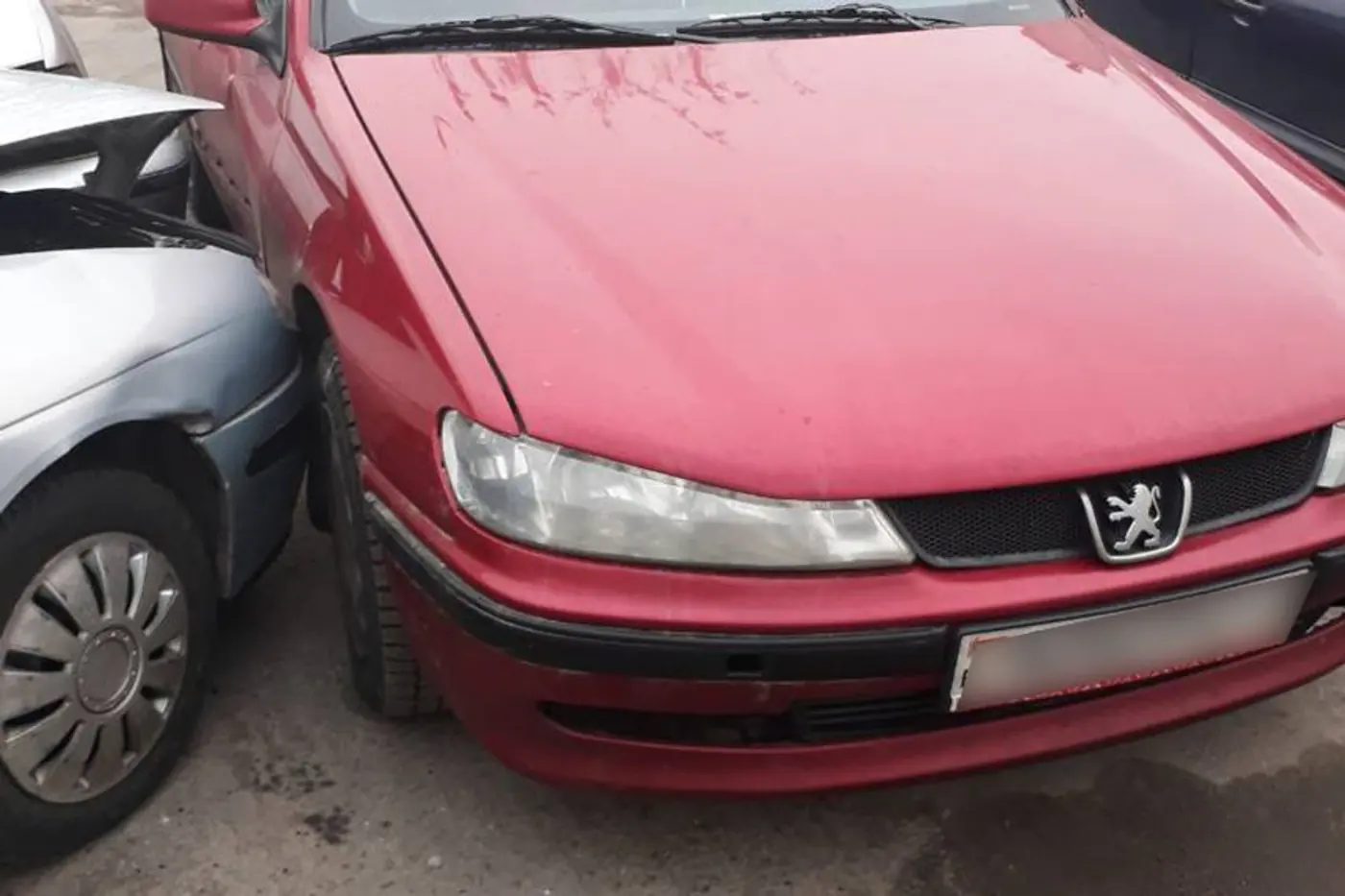 Фотофакт: водитель нарушил ПДД и повредил два автомобиля на парковке в Минске