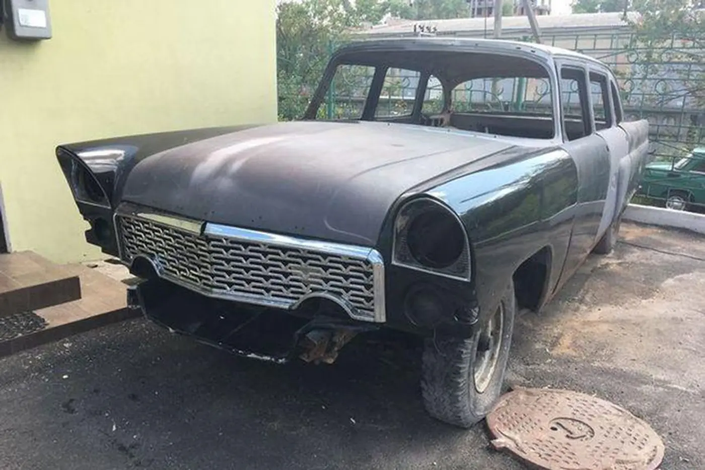 В Украине продают редкий ГАЗ-13 Чайка без двигателя по цене Renault Duster