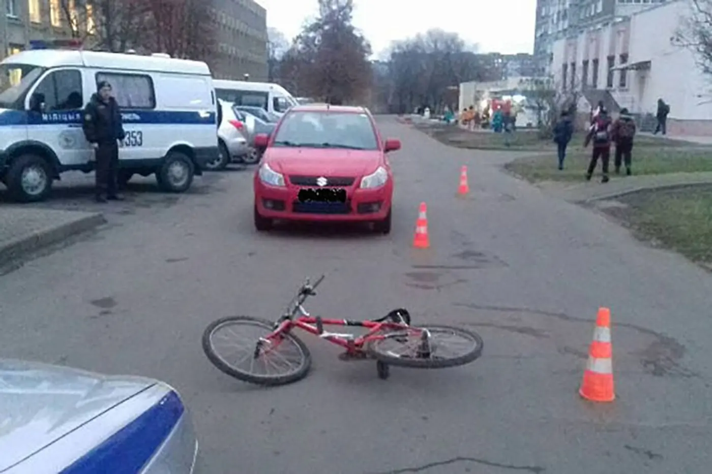 В Гомеле водитель Suzuki сбил 12-летнего велосипедиста, выехавшего из-за припаркованного авто