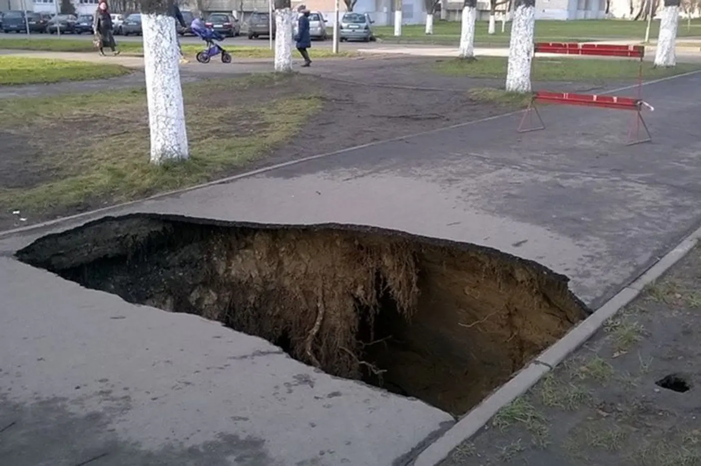 На тротуаре в Пинске образовалась огромная промоина