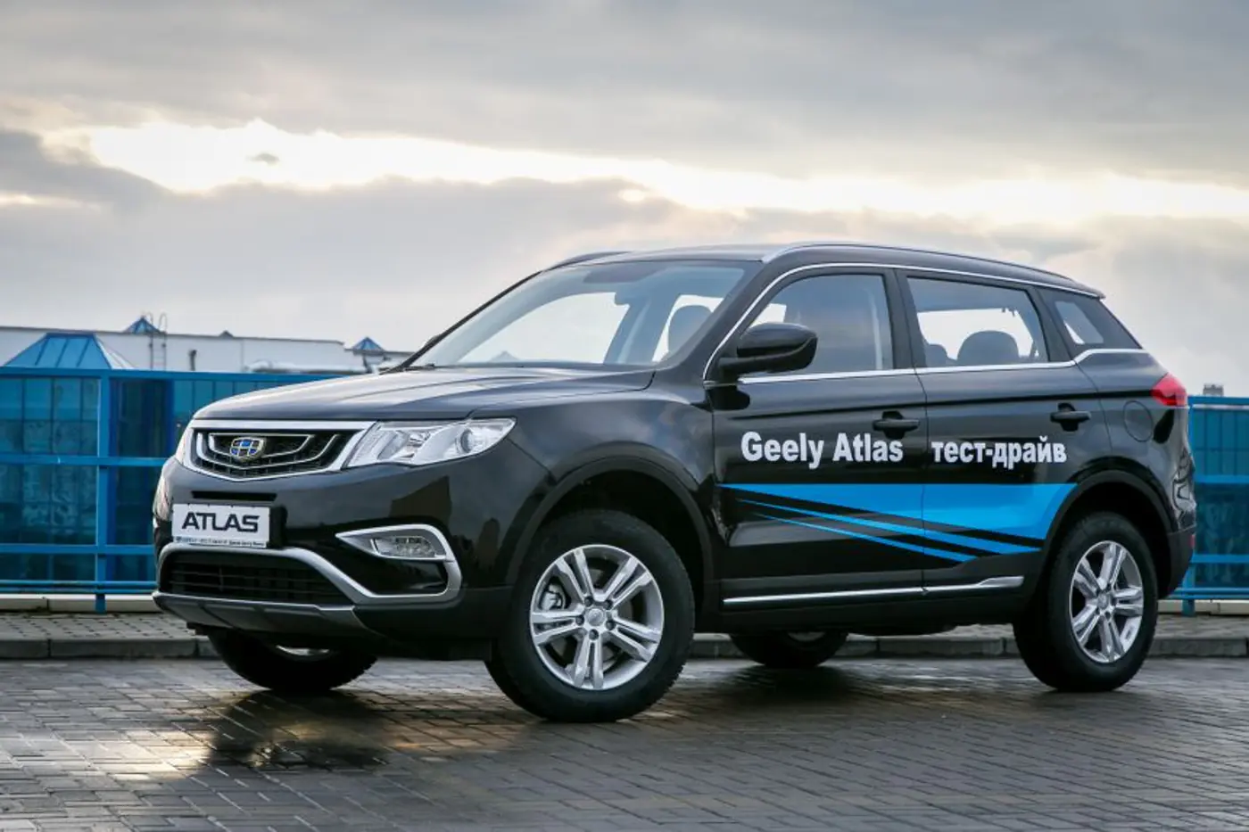 На этот раз не стыдно. Тест-драйв долгожданного Geely Atlas