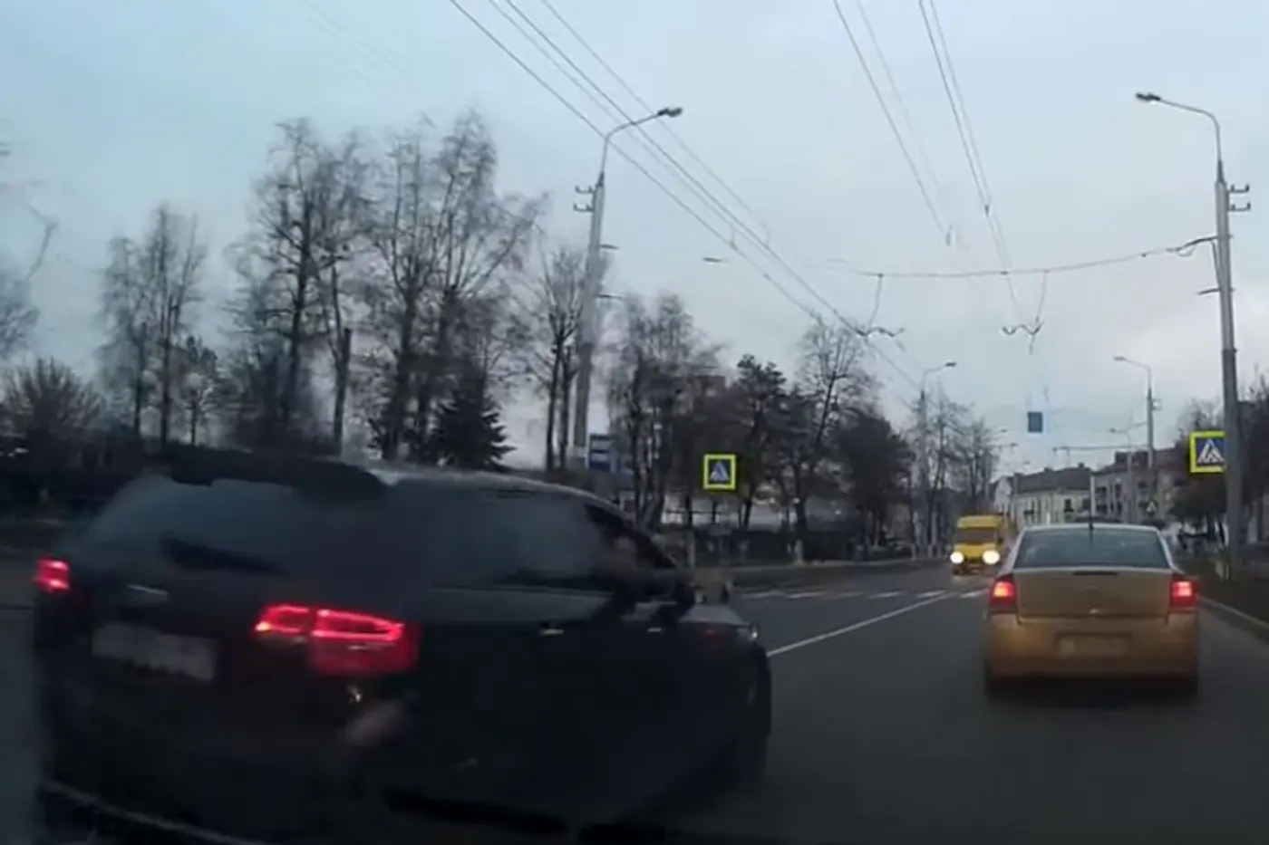 Видеофакт. В Гомеле пассажир бросил бутылку в соседний автомобиль в ответ на замечание