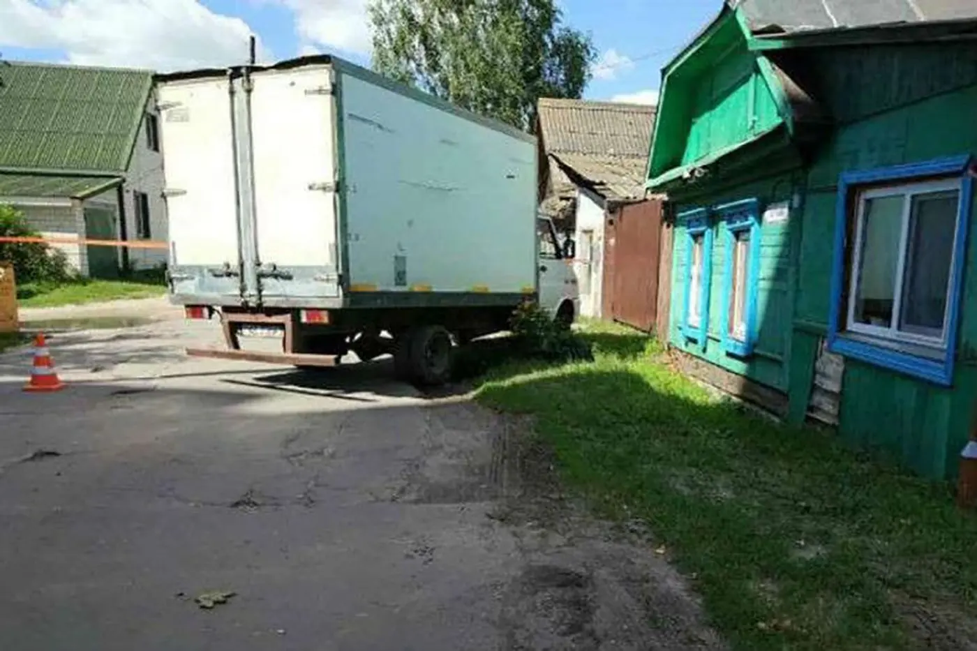 В Гомеле начался суд над мужчиной, сбившим на грузовике во дворе дома жену и сына