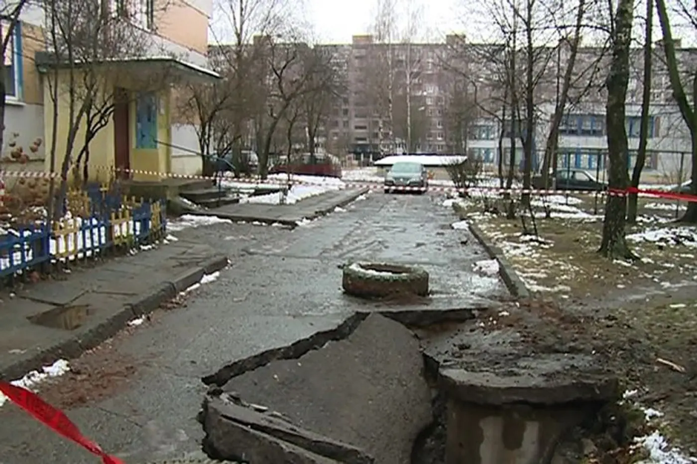 В Могилеве во дворе многоэтажного дома во время вывоза мусора провалился асфальт