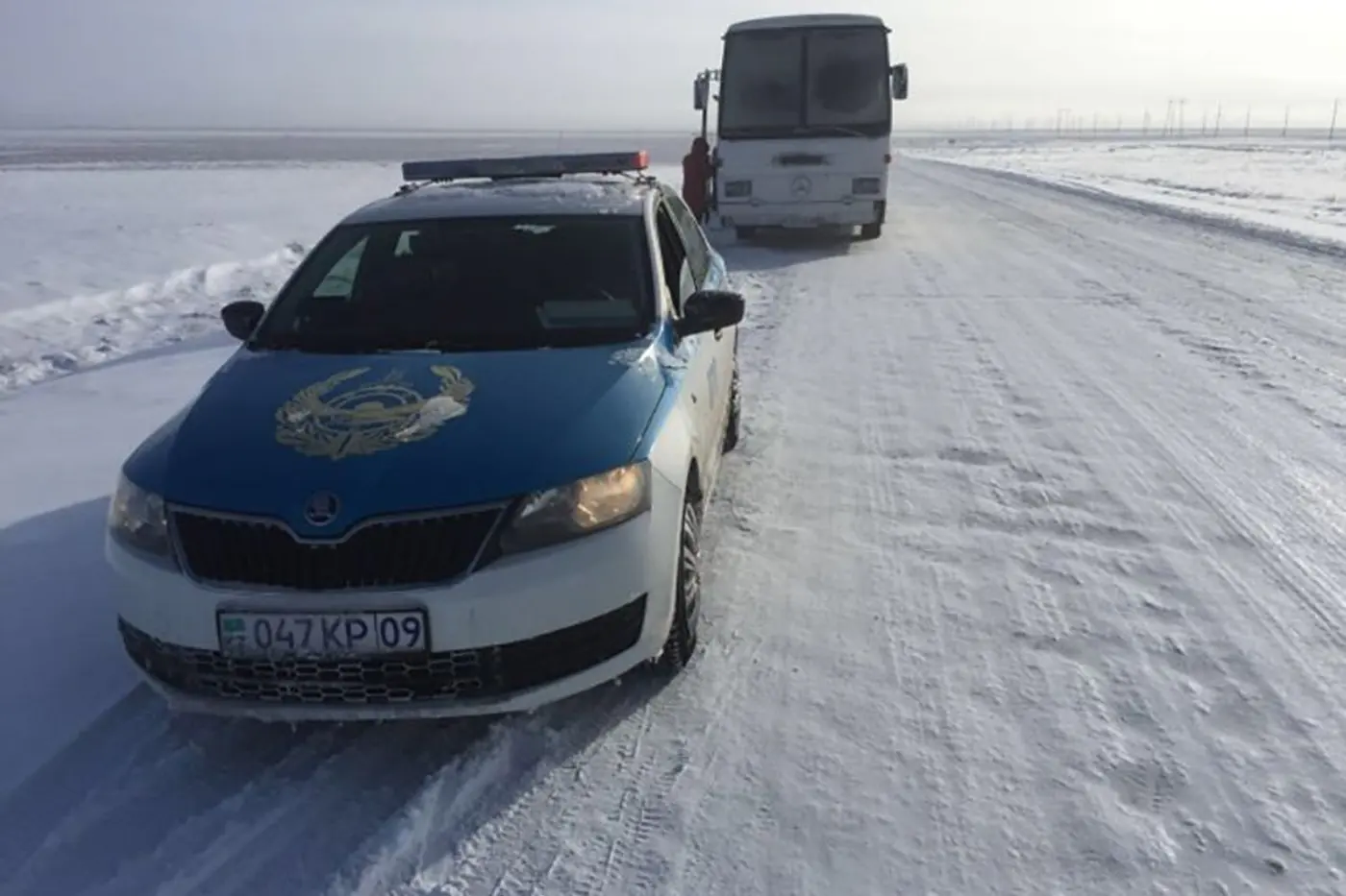 28 женщин в Казахстане 10 часов толкали на морозе заглохший автобус, и никто из водителей не остановился