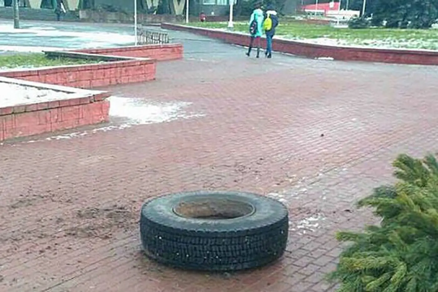 В Минске у грузовика во время движения оторвалось колесо и сбило женщину на остановке